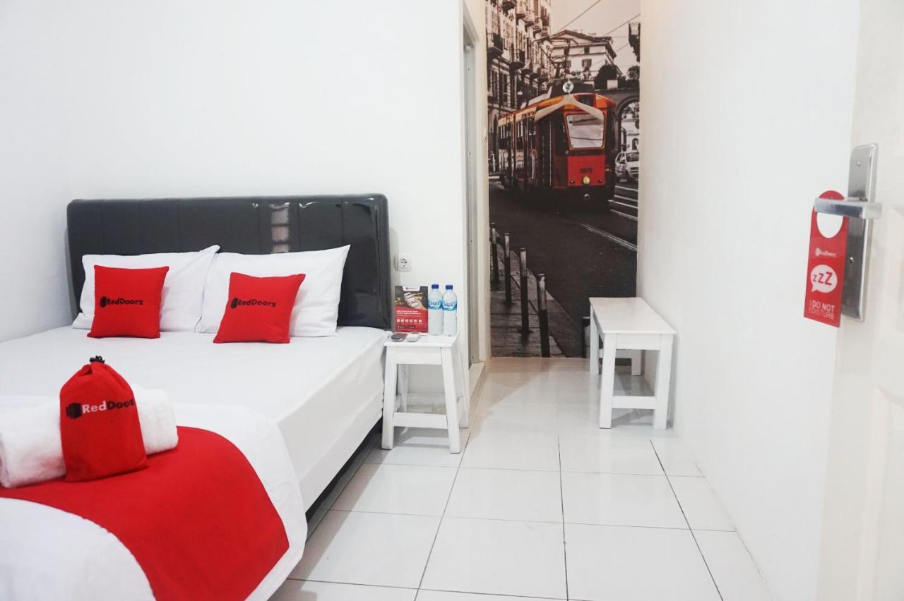 Отель Reddoorz @ Jalan Tanjung Blitar Экстерьер фото