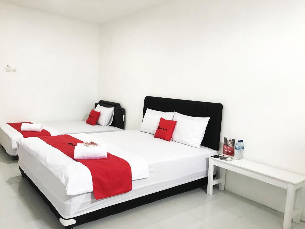 Отель Reddoorz @ Jalan Tanjung Blitar Экстерьер фото