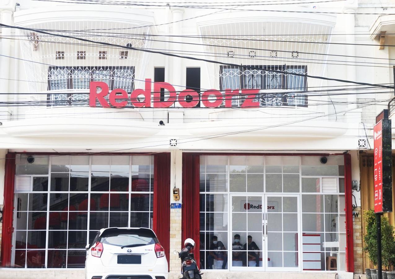 Отель Reddoorz @ Jalan Tanjung Blitar Экстерьер фото